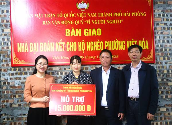 Trao nhà đại đoàn kết cho gia đình hộ cận nghèo tại phường Việt Hòa 