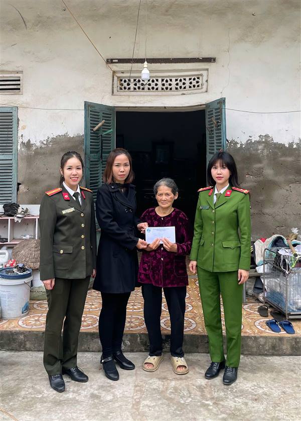 Hội phụ nữ phường Việt Hòa trao thẻ BHYT cho hội viên có hoàn cảnh khó khăn