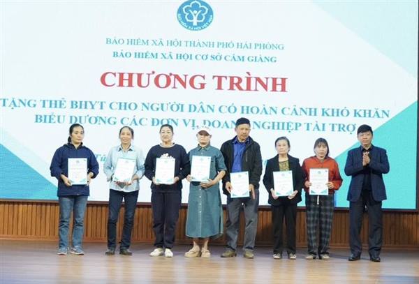 Phường Việt Hòa được trao tặng 33 thẻ BHYT cho người dân có hoàn cảnh khó khăn