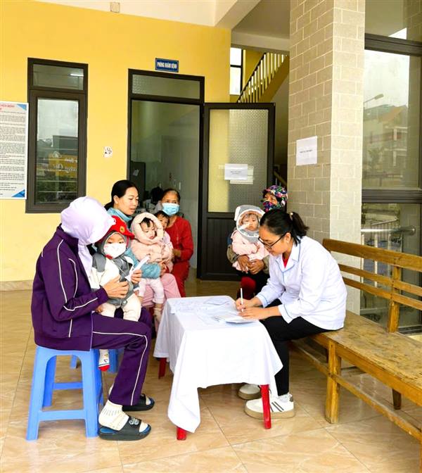 Phường Việt Hòa tổ chức uống bổ sung Vitamin A liều cao đợt 2 năm 2025 cho trẻ em