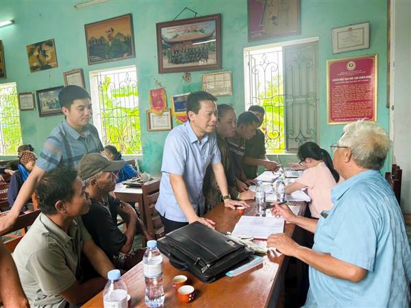 Các tổ dân phố trên địa bàn phường Việt Hòa triển khai phát quà Tết độc lập tới người dân