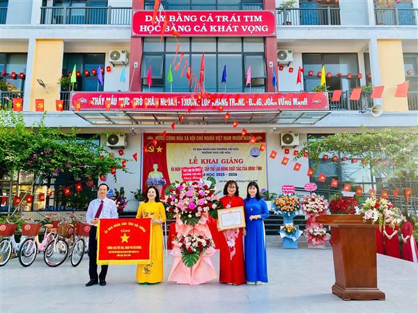 Các đồng chí Lãnh đạo phường Việt Hòa dự lễ khai giảng năm học mới tại các trường học trên địa bàn
