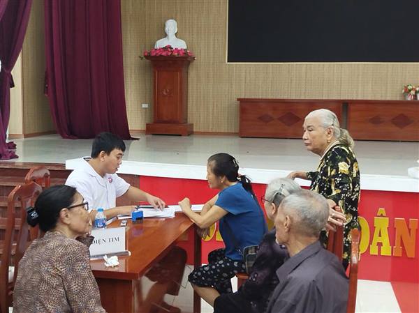 Phường Việt Hòa tổ chức khám, tư vấn sức khỏe và cấp phát thuốc miễn phí cho người cao tuổi