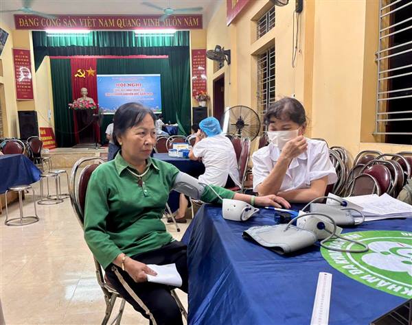 TIẾP TỤC KHÁM SỨC KHỎE CHO NHÂN DÂN TẠI NHÀ VĂN HÓA TỔ DÂN PHỐ CHI HÒA
