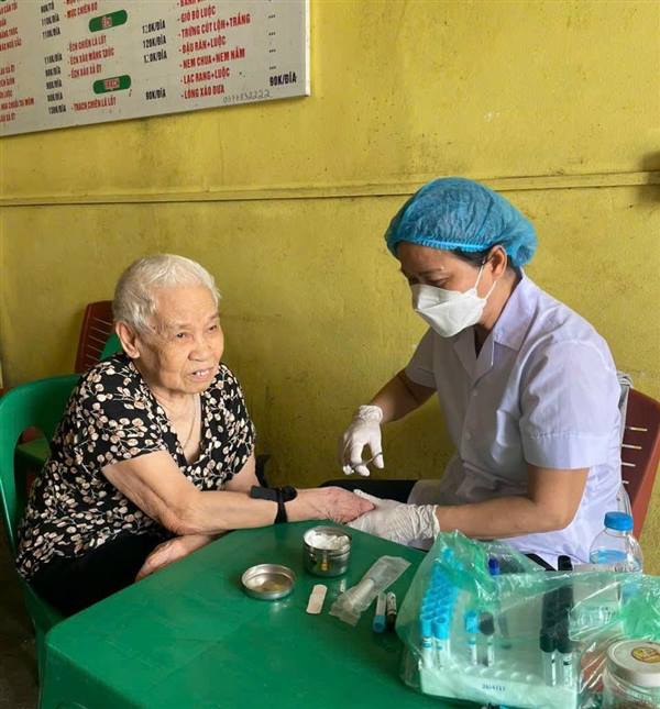 THĂM KHÁM BỆNH TẠI NHÀ CHO NGƯỜI DÂN TỔ DÂN PHỐ TRUNG HÒA