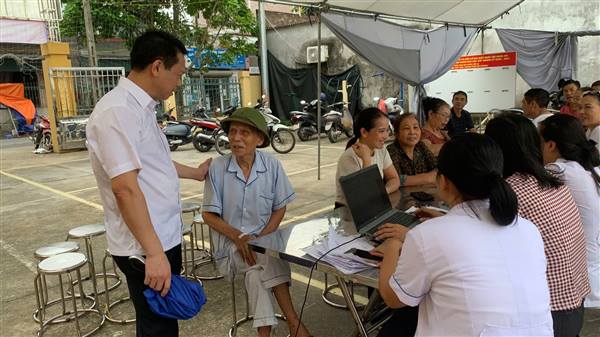 ĐỒNG CHÍ CHỦ TỊCH UBND PHƯỜNG ĐÀO QUANG DƯƠNG THĂM, ĐỘNG VIÊN NGƯỜI DÂN VÀ ĐỘI NGŨ Y BÁC SĨ TẠI ĐIỂM KHÁM SỨC KHỎE