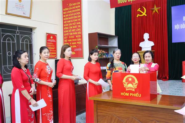 Chị em phụ nữ phường Việt Hòa tích cực đi bầu cử