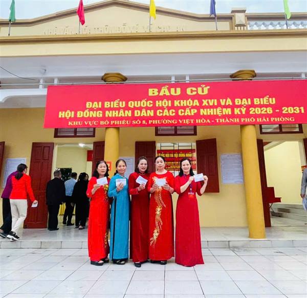 Phụ nữ phường Việt Hòa duyên dáng trong tà áo dài tham gia ngày bầu cử