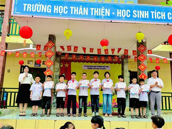 Trường Tiểu học Lai Cách trao thưởng cho học sinh đạt giải VIOEDU cấp phường