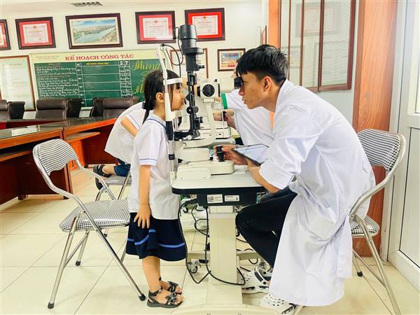 Trường Tiểu học Việt Hoà tầm soát tật khúc xạ, truyền thông về mắt học đường.