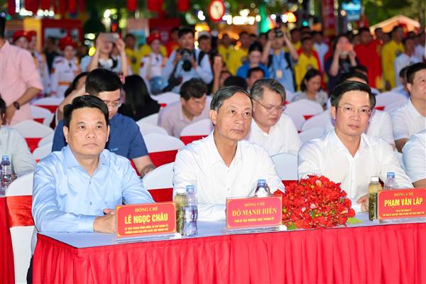 Chính thức khai mạc chuỗi hoạt động tại Dải vườn hoa trung tâm và Nhà hát thành phố dịp Lễ hội Hoa Phượng Đỏ - Hải Phòng 2026