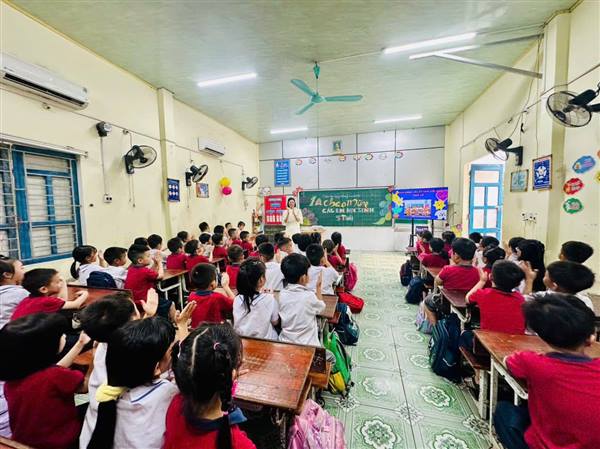 Trường Mầm non Lai Cách tổ chức cho các bé 5 tuổi điểm trường khu Trụ tham quan, trải nghiệm tại Trường Tiểu học Lai Cách 
