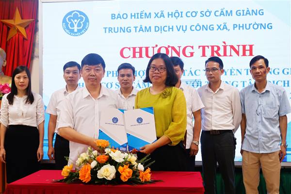 Trung tâm Dịch vụ sự nghiệp công phường Việt Hòa ký kết chương trình phối hợp tuyên truyền với BHXH Cẩm Giàng