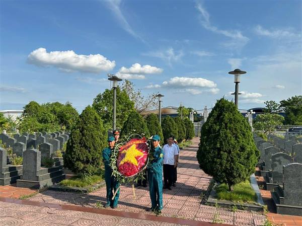 Phường Việt Hòa tổ chức dâng hương, tưởng niệm các Anh hùng liệt sĩ nhân dịp kỷ niệm 51 năm Ngày Giải phóng miền Nam, thống nhất đất nước 