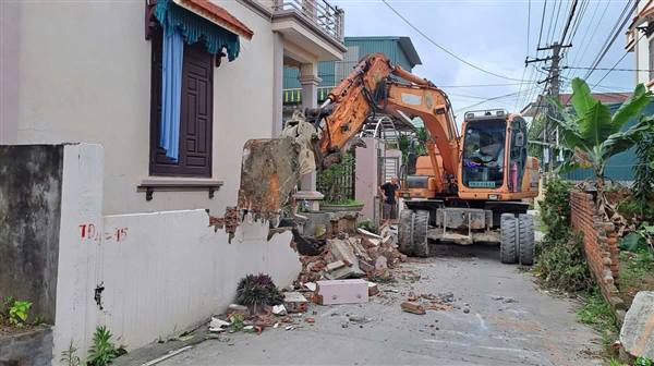 Nhân dân TDP Phú An,  Phường Việt Hòa phá dỡ công trình, hiến đất mở rộng đường giao thông.
