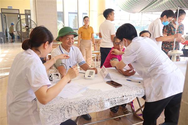 Tiếp tục chương trình khám bệnh miễn phí cho NCT trên địa bàn phường Việt Hoà