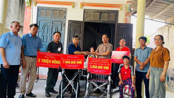 Ông Nguyễn Du Lịch ( Phường Lê Thanh Nghị, TP Hải Phòng) và các nhà hảo tâm tặng quà cho các gia đình hoàn cảnh khó khăn tại tổ dân phố Lẻ Doi 