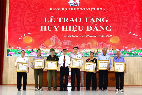 Đảng bộ phường Việt Hòa tổ chức lễ trao tặng huy hiệu Đảng cho đảng viên