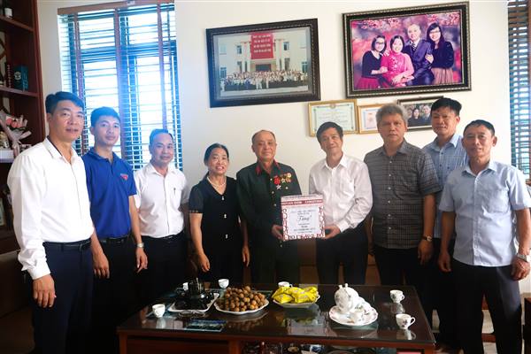 Phường Việt Hòa tổ chức các đoàn đi thăm và tặng quà người có công, gia đình liệt sĩ tiêu biểu trên địa bàn phường