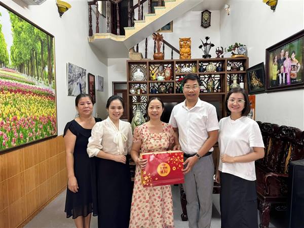 Trường Tiểu học Lai Cách tổ chức đến thăm hỏi, động viên các gia đình cán bộ, giáo viên là thân nhân người có công với cách mạng.