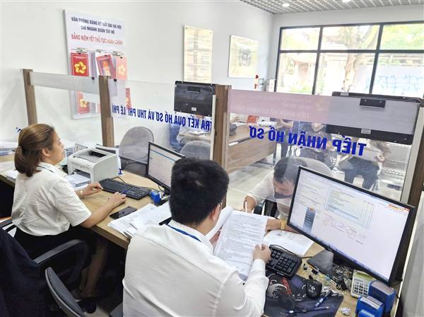 UBND thành phố yêu cầu rà soát, chuẩn hóa thủ tục hành chính, chấm dứt phát sinh "giấy phép con"