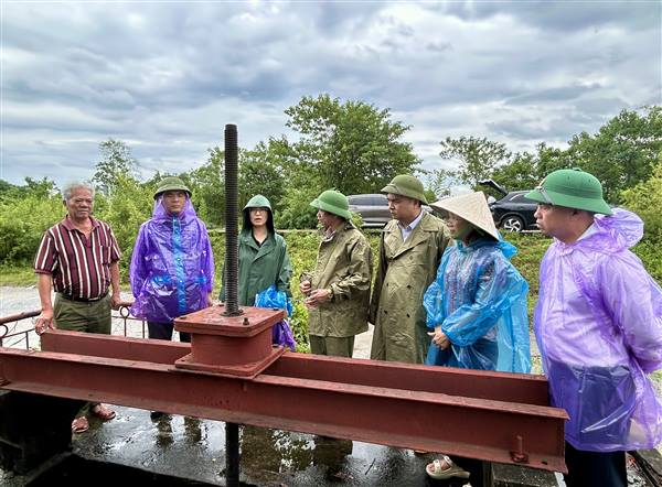 LÃNH ĐẠO UBND PHƯỜNG VIỆT HÒA KIỂM TRA TÌNH HÌNH MƯA BÃO TRÊN ĐỊA BÀN