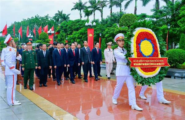 Đoàn đại biểu dự Đại hội Đảng bộ thành phố Hải Phòng lần thứ I, nhiệm kỳ 2025 - 2030 dâng hương tưởng niệm các Anh hùng liệt sỹ