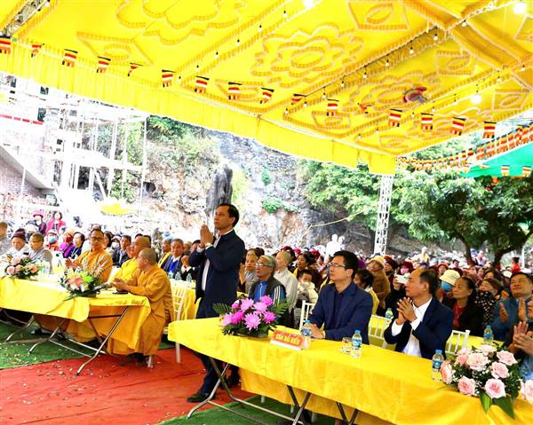 Lễ an vị long cốt (cất nóc) ngôi Đại hùng bảo điện, chùa Hương Sơn, làng văn hoá Dương Xuân.