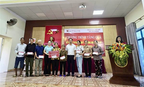 Chi nhánh Agribank Bắc Hải Phòng phối hợp UBND xã Việt Khê thăm, tặng quà gia đình chính sách nhân dịp 27/7