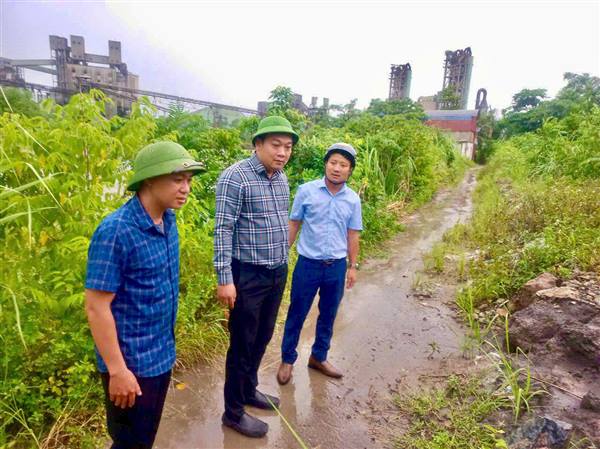 Đoàn công tác UBND xã Việt Khê đi kiểm tra thực tế, chỉ đạo công tác phòng, chống thiên tai
