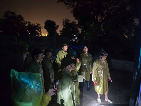 Đoàn công tác lãnh đạo địa phương khẩn trương kiểm tra trong đêm