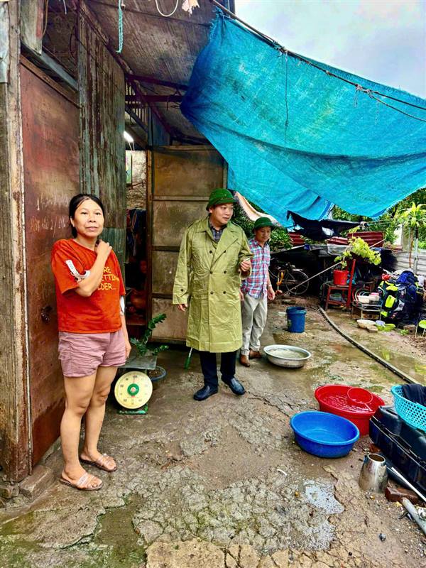 Các đồng chí lãnh đạo đã đi kiểm tra thực tế tại một số hộ dân sinh sống ở khu vực ven sông, đồi dốc – những nơi có nguy cơ cao xảy ra sạt lở, ngập úng do ảnh hưởng của bão số 3. 
