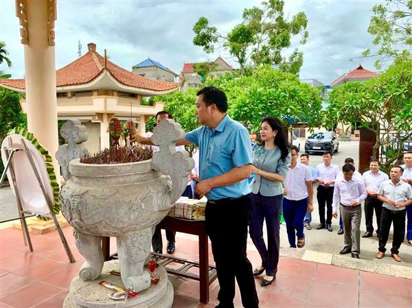 Đảng ủy, HĐND, UBND, UBMTTQ VN xã Việt Khê đã tổ chức hoạt động dâng hương, thăm viếng Đài tưởng niệm Liệt sĩ trên địa bàn xã