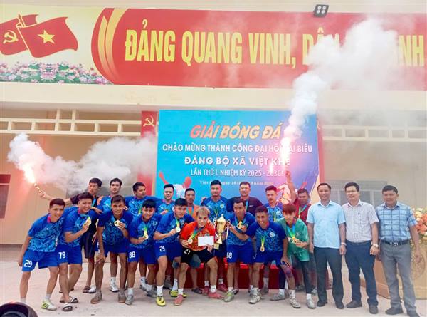 Trận chung kết diễn ra giữa hai đội bóng xuất sắc nhất mùa giải: Lại Xuân và Kỳ Sơn.
