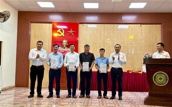 XÃ VIỆT KHÊ TỔ CHỨC BUỔI GẶP MẶT CHIA TAY CÁN BỘ NGHỈ CÔNG TÁC
