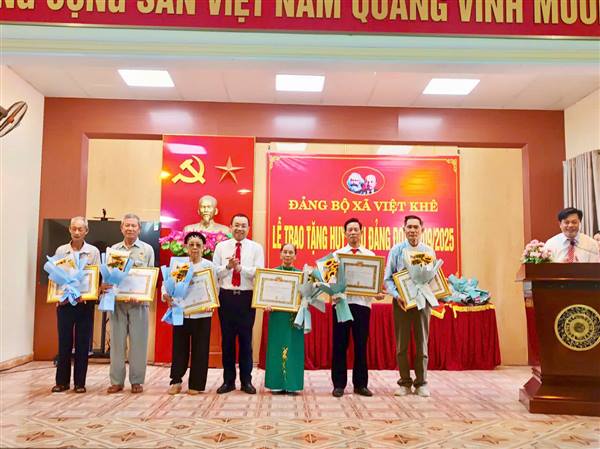 ĐẢNG BỘ XÃ VIỆT KHÊ LONG TRỌNG TỔ CHỨC LỄ TRAO HUY HIỆU ĐẢNG NHÂN DỊP QUỐC KHÁNH 2/9 