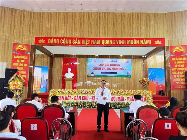 Đảng ủy xã Việt Khê tổ chức lớp bồi dưỡng, tập huấn chính trị hè cho đội ngũ cán bộ quản lý, giáo viên ngành giáo dục. 