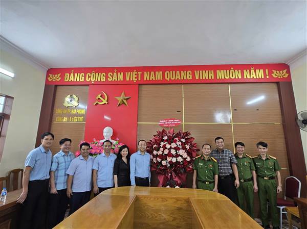 Lãnh đạo xã Việt Khê thăm, chức mừng lực lượng Công an nhân dân nhân dịp 19/8