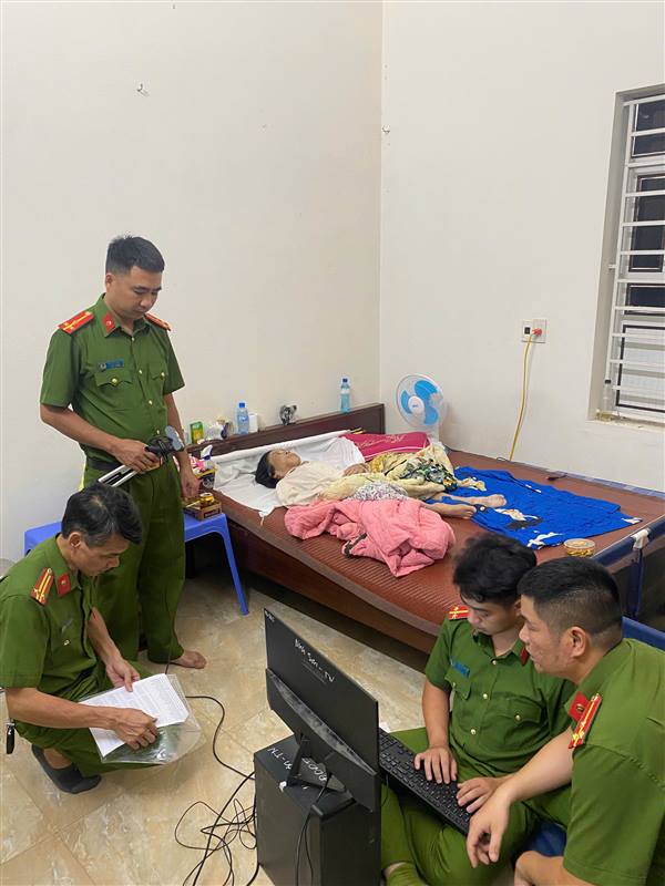 Công an xã tổ chức cấp đổi Thẻ đảng viên lưu động tại nhà
