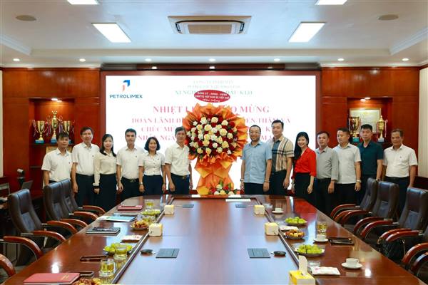 XÃ VIỆT KHÊ THĂM, CHÚC MỪNG CÁC DOANH NGHIỆP NHÂN NGÀY DOANH NHÂN VIỆT NAM 13/10