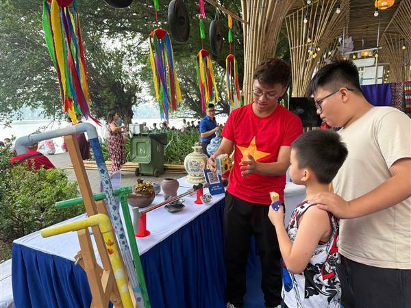 TUỔI TRẺ VIỆT KHÊ TỰ HÀO – ĐỒNG CHÍ NGÔ QUỐC KHÁNH ĐẠI DIỆN THANH NIÊN HẢI PHÒNG TRƯNG BÀY SẢN PHẨM GẬY THÔNG MINH HỖ TRỢ NGƯỜI KHIẾM THỊ 