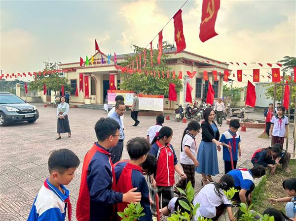 Xã Việt Khê kiểm tra công tác chuẩn bị bầu cử đợt 2 tại 12 khu vực bỏ phiếu