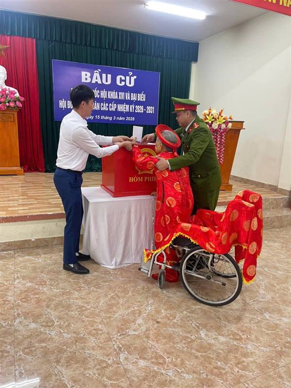 RỘN RÀNG NGÀY HỘI NON SÔNG TẠI XÃ VIỆT KHÊ – TRANG NGHIÊM LỄ CHÀO CỜ TẠI 12 KHU VỰC BỎ PHIẾU