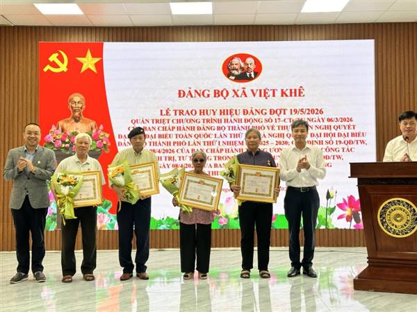 XÃ VIỆT KHÊ TRANG TRỌNG TỔ CHỨC LỄ TRAO HUY HIỆU ĐẢNG ĐỢT 19/5/2026 VÀ QUÁN TRIỆT CÁC VĂN BẢN QUAN TRỌNG CỦA TRUNG ƯƠNG, THÀNH ỦY