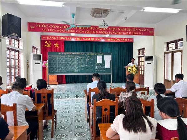 Lãnh đạo UBND xã kiểm tra công tác chuẩn bị kỳ thi tốt nghiệp và thăm, tặng quà động viên Hội đồng thi