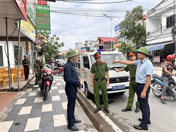 XÃ VIỆT KHÊ RA QUÂN GIẢI TỎA HÀNH LANG VỈA HÈ, CHỈNH TRANG CẢNH QUAN MÔI TRƯỜNG