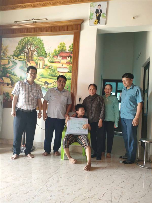 ĐẢNG ỦY XÃ VIỆT KHÊ THĂM, TẶNG QUÀ TRẺ EM KHUYẾT TẬT CÓ HOÀN CẢNH KHÓ KHĂN NHÂN DỊP TẾT THIẾU NHI 01/6 