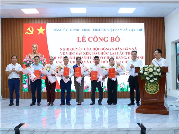 ĐẢNG ỦY XÃ VIỆT KHÊ TỔ CHỨC HỘI NGHỊ LỄ CÔNG BỐ NGHỊ QUYẾT CỦA HĐND XÃ VỀ VIỆC SẮP XẾP, TỔ CHỨC LẠI CÁC THÔN; CÔNG BỐ QUYẾT ĐỊNH THÀNH LẬP TỔ CHỨC ĐẢNG, CHỈ ĐỊNH CẤP ỦY CHI BỘ VÀ CÁC CHỨC DANH CHỦ CHỐT