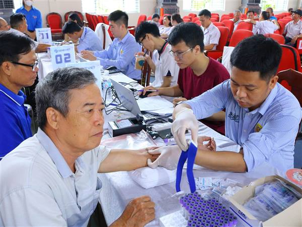 UBND XÃ VIỆT KHÊ CÙNG CÁC ĐƠN VỊ TỔ CHỨC THU NHẬN MẪU SINH PHẨM ADN CHO THÂN NHÂN LIỆT SĨ CHƯA XÁC ĐỊNH ĐƯỢC DANH TÍNH