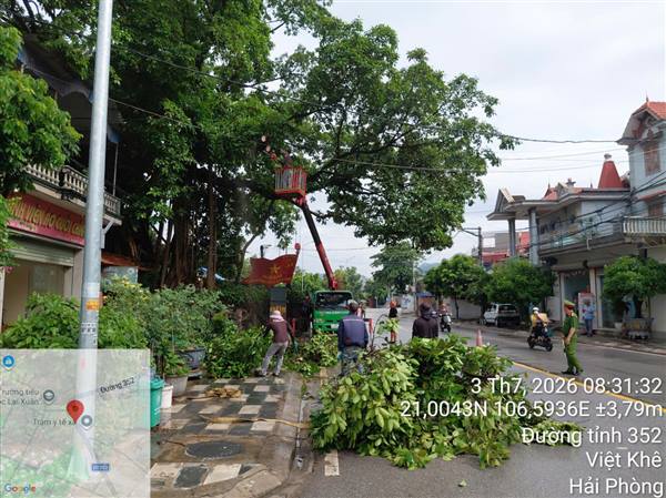 Xã Việt Khê chủ động cắt tỉa cây xanh, bảo đảm an toàn giao thông và phòng, chống bão số 1